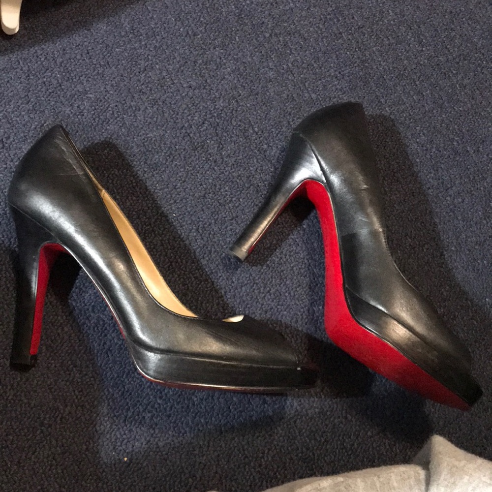 Oh..deer! Black heel pumps size 7 red bottoms